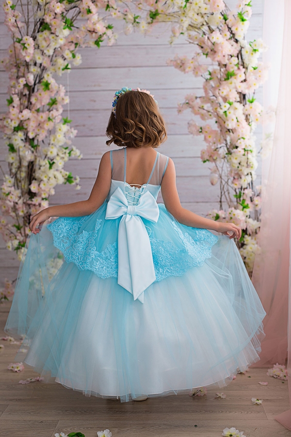 Голубое платье для девочки с бантом 