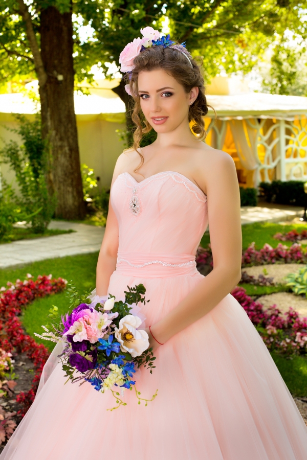 Необычное свадебое платье пудрового цвета