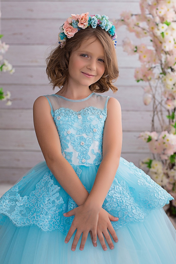 Платье для девочки с баской в голубом цвете 