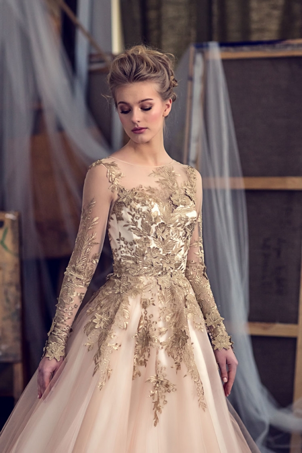 Золотая вышивка на свадебном платье 