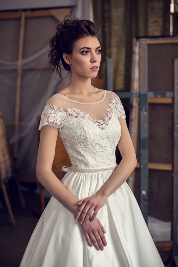 Свадебное платье с коротким рукавом