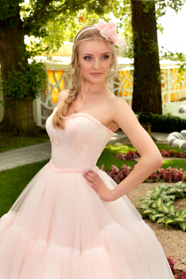 Пышное платье на выпускной нежно-розового цвета 