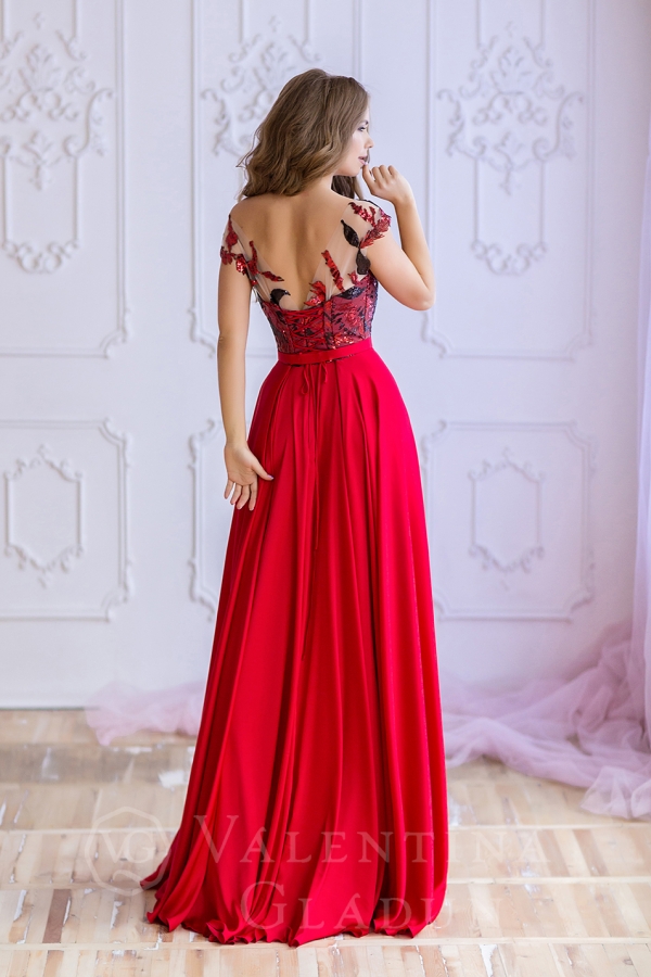 красное вечернее платье в пол с открытой спиной