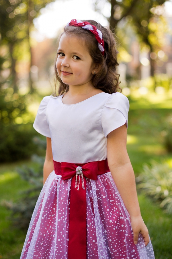 Детское платье с белым верхом и красной юбкой 