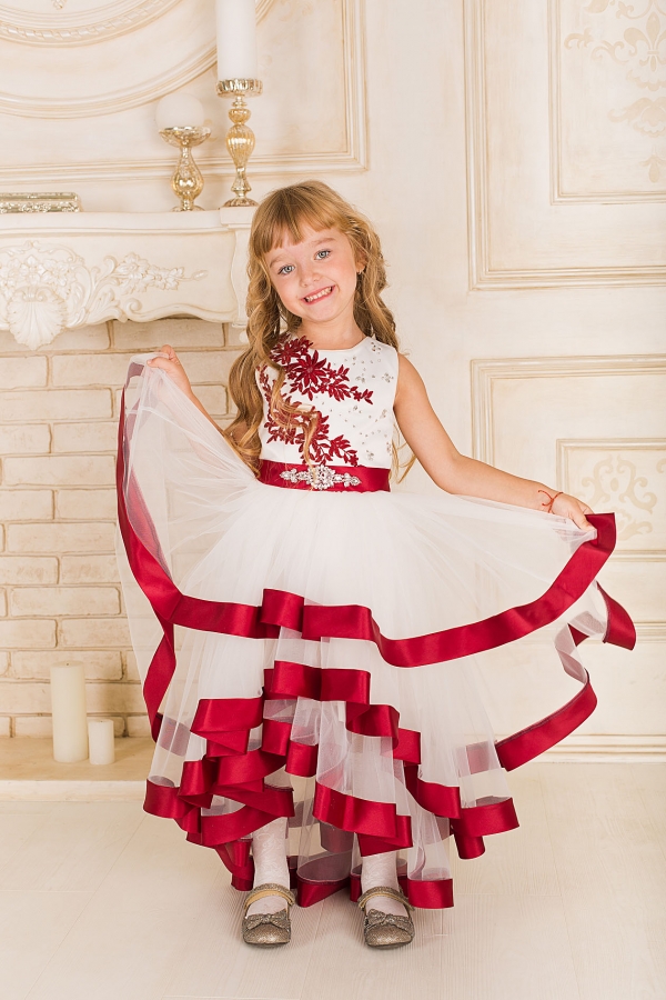 Детское длинное платье с бордовой вышивкой 