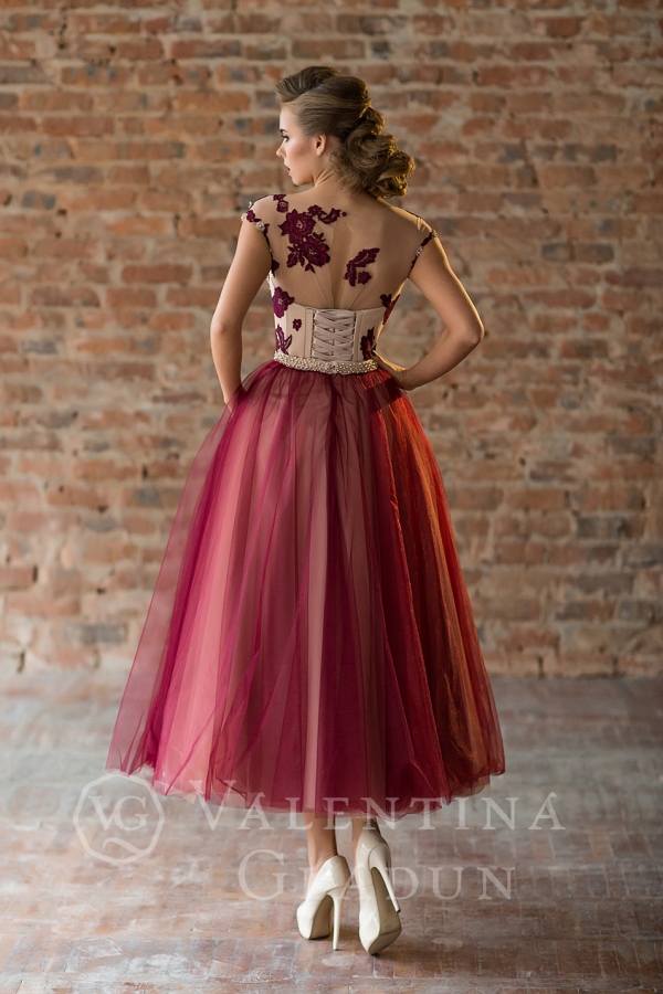 платье миди с вышивкой в цвете бордо