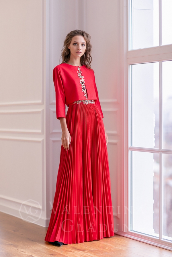 костюм платье плиссе и пиджак красного цвета