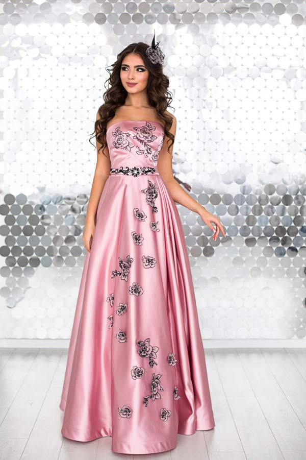 вечернее платье розового цвета с вышивкой и карманами в боковом шве юбки