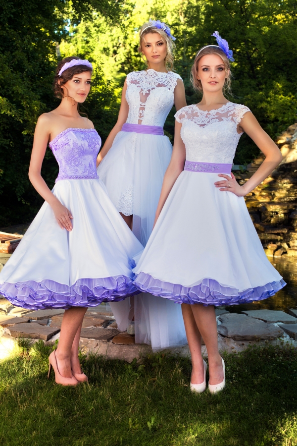 Короткое свадебное платье с лиловыми элементами