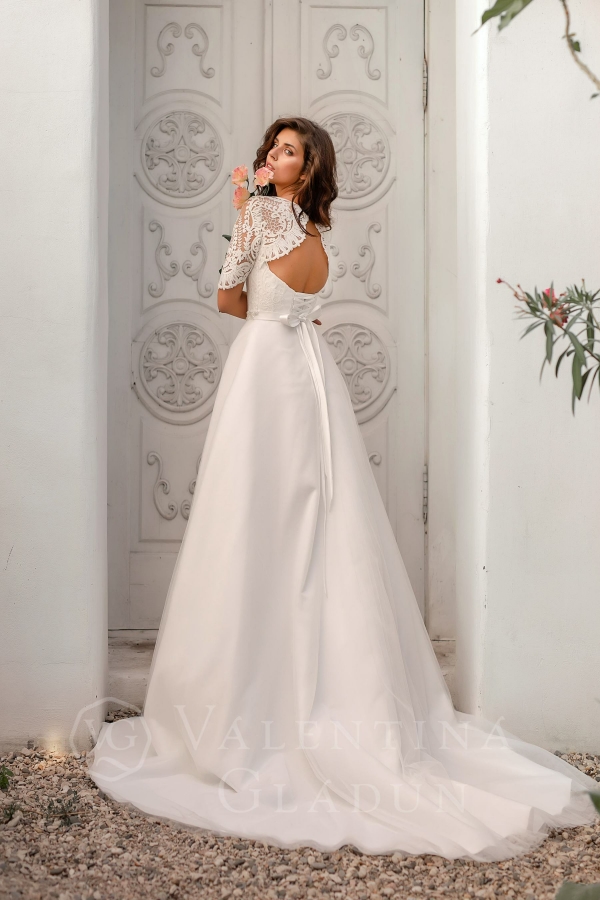 свадебное платье со шлейфом и открытой спинкой Liguria
