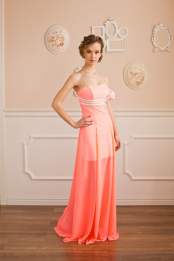 легкое вечернее платье в пол персикового цвета