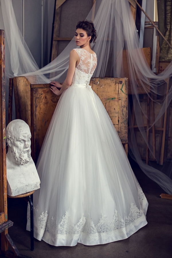 Свадебное платье с гипюровой окантовкой 