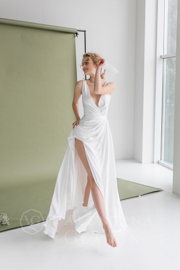 Летнее шелковое свадебное платье цвета айвори 2021