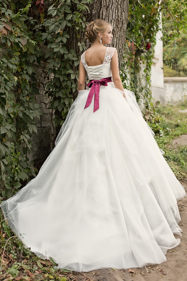 Свадебное платье с ярким поясом