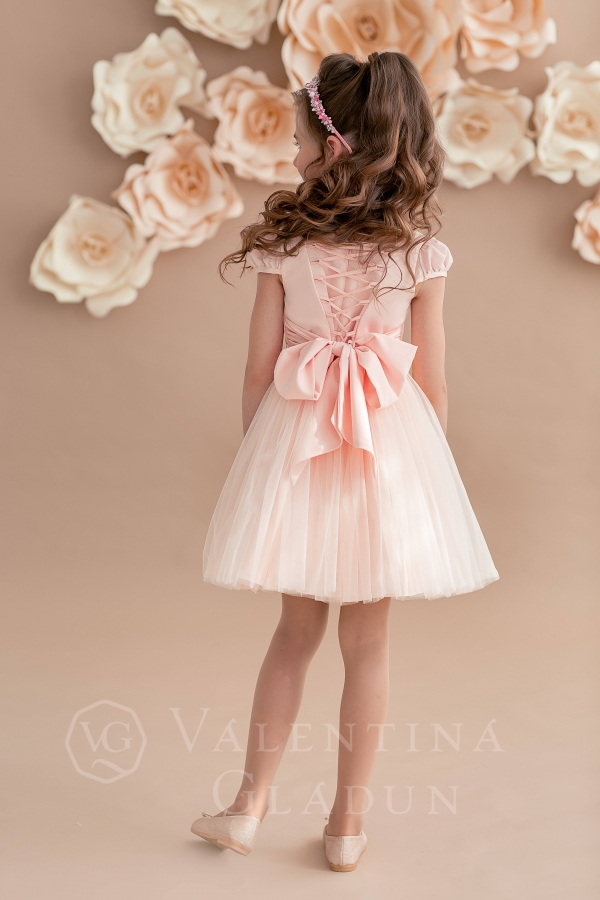 Коротенькое платье для девочки персикового цвета