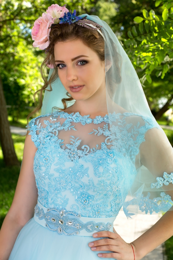 Цветное свадебное платье голубого цвета