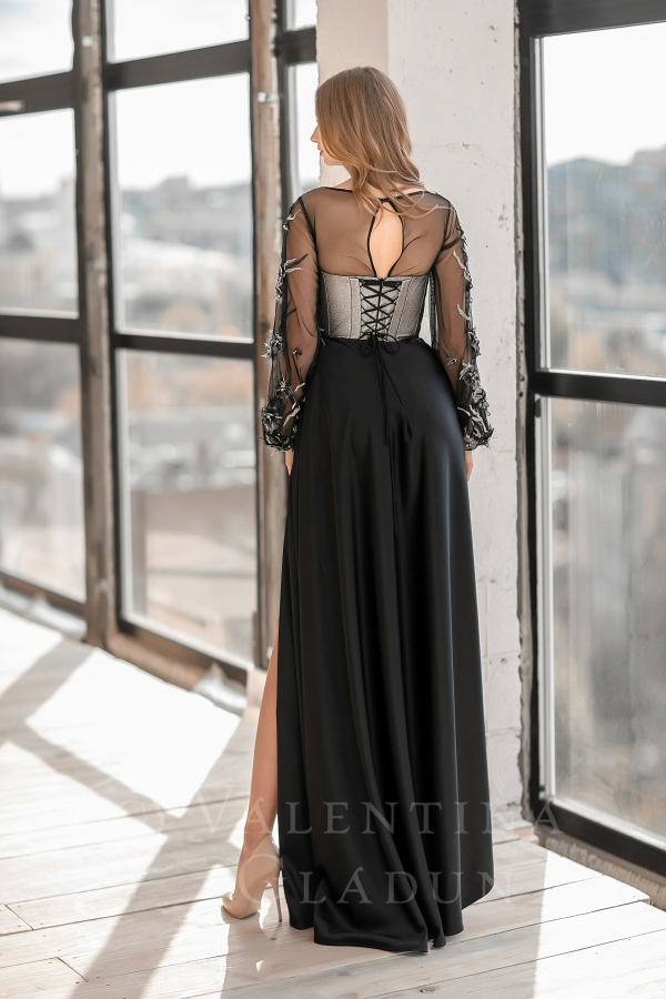эффектное силуэтное платье в черном цвете в пол