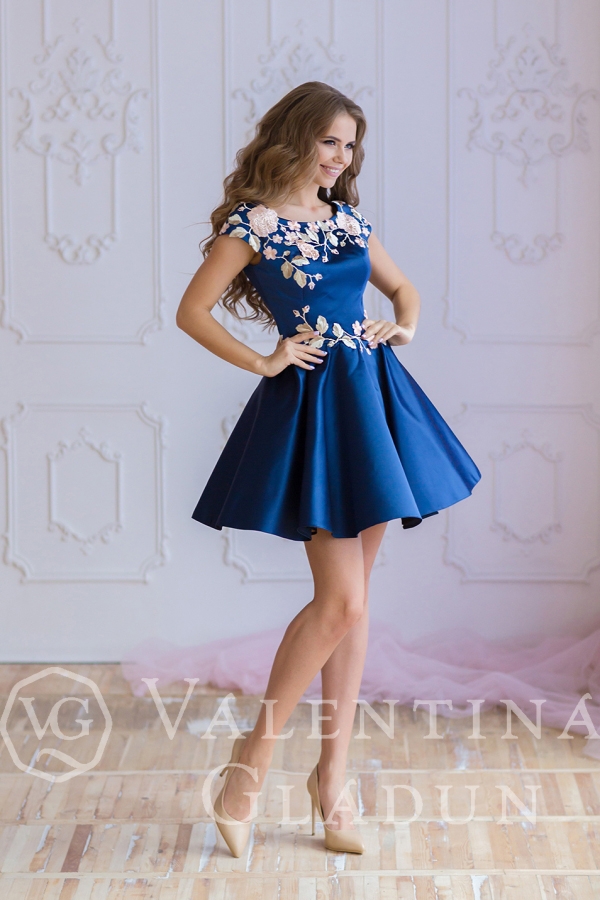 нежное платье на выпускной в синем цвете
