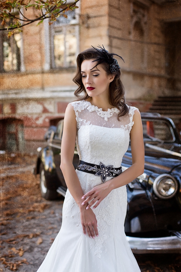 Свадебное платье с контрастным поясом