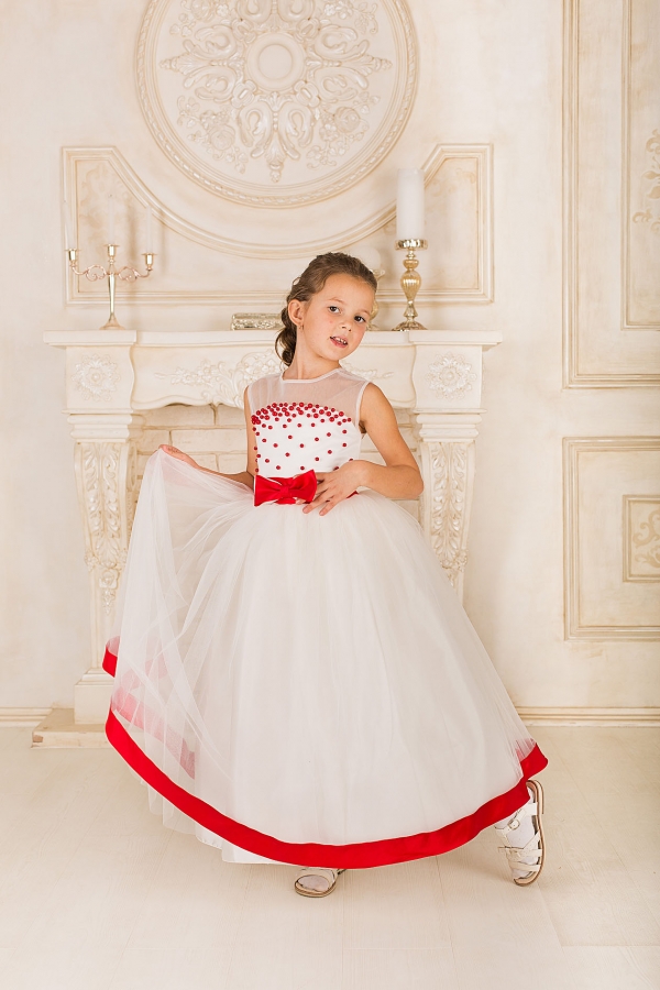 Белое пышное платье для девочки с красным поясом 