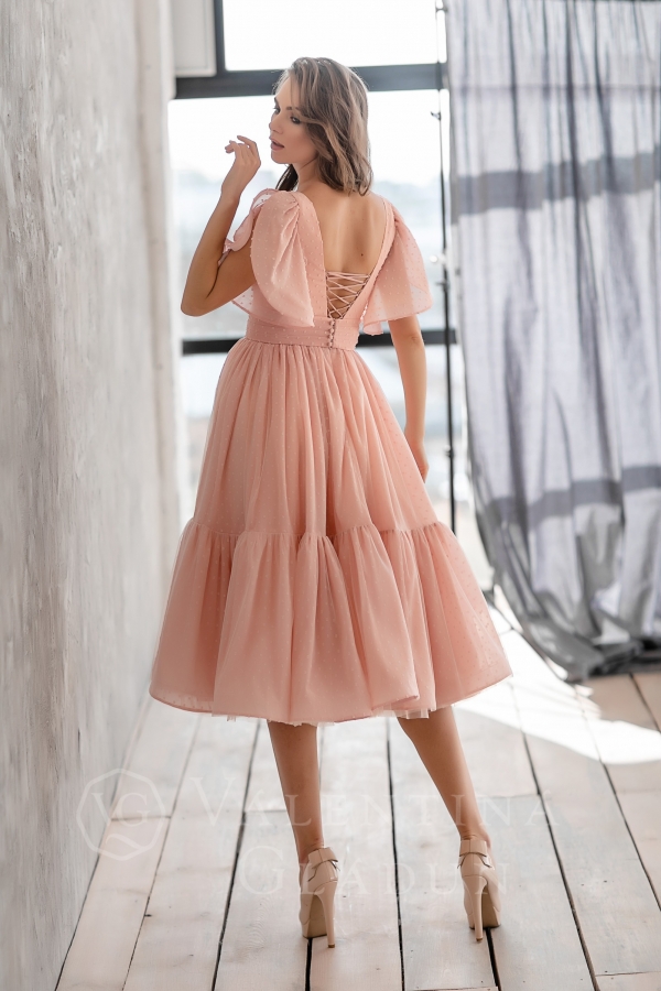 Красивое выпускное платье миди цвета персик