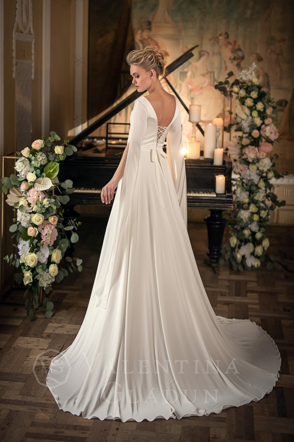 платье свадебное шелковое с открытой спинкой и длинными рукавами