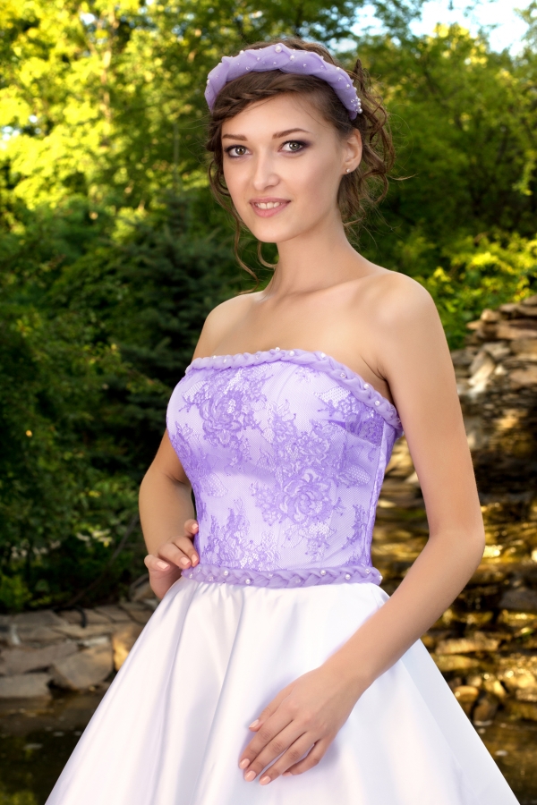 Короткое пышное платье с лиловым корсетом 