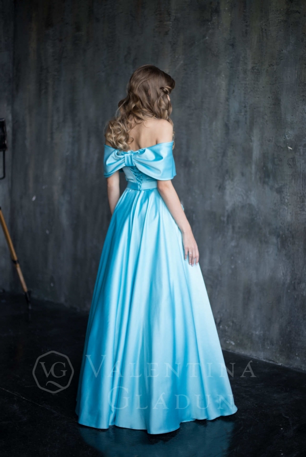 Платье со спущенными плечиками в голубом цвете Дион