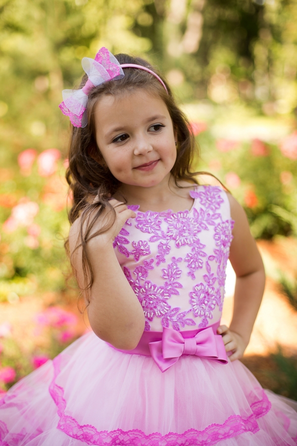 Розовое детское платье с пышной юбкой 