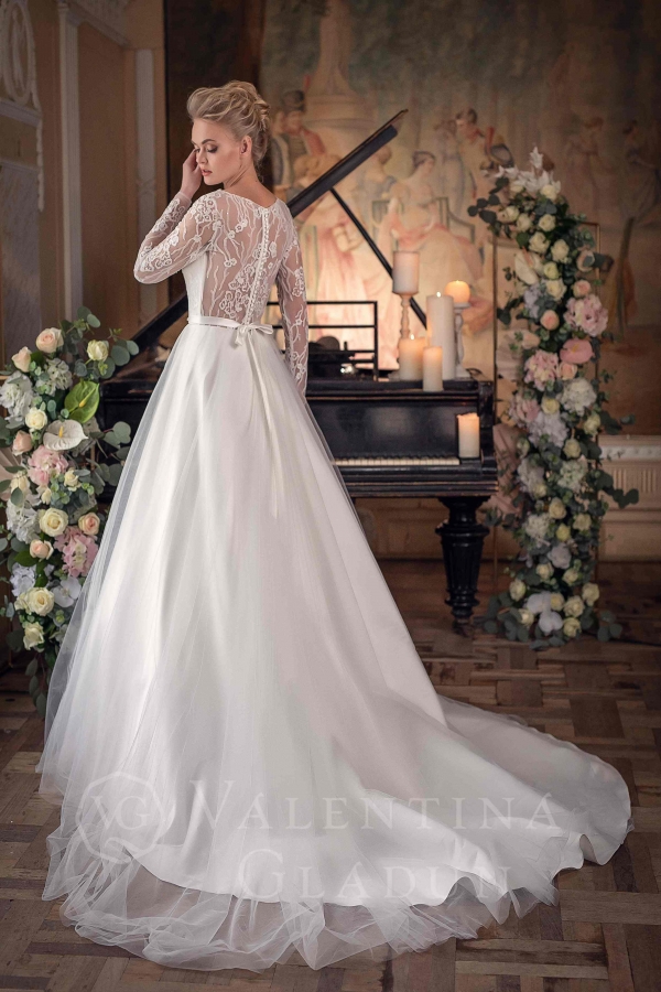 свадебное платье с воздушным шлейфом и длинными рукавами