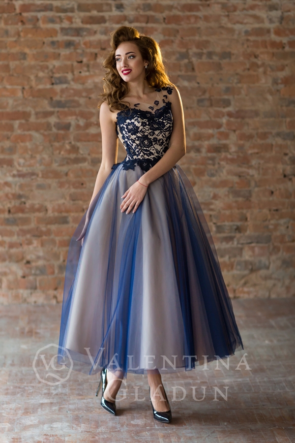 коктейльное платье синего цвета с вышивкой