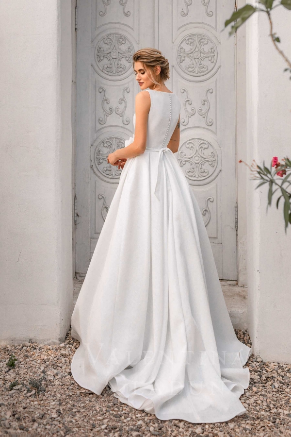 Свадебное платье с глубоким декольте и шлейфом Сорренто коллекции 2020