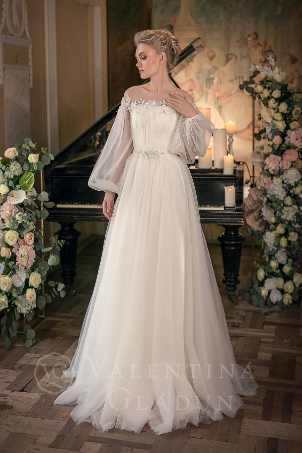 свадебное платье в цвете айвори и пышными рукавами