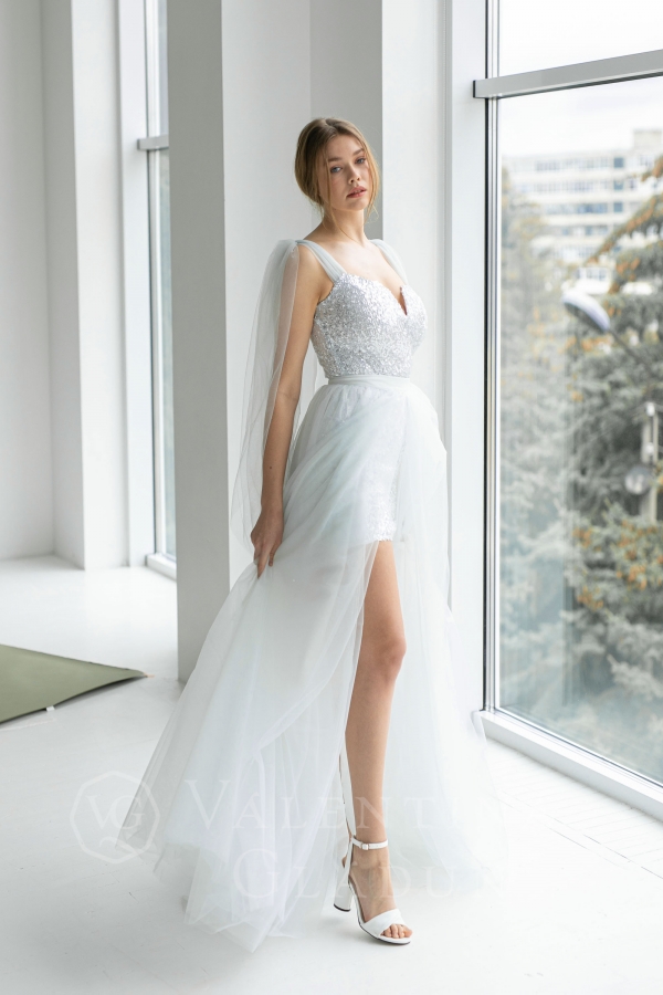 короткое свадебное платье с верхней съемной юбкой в пол из фатина