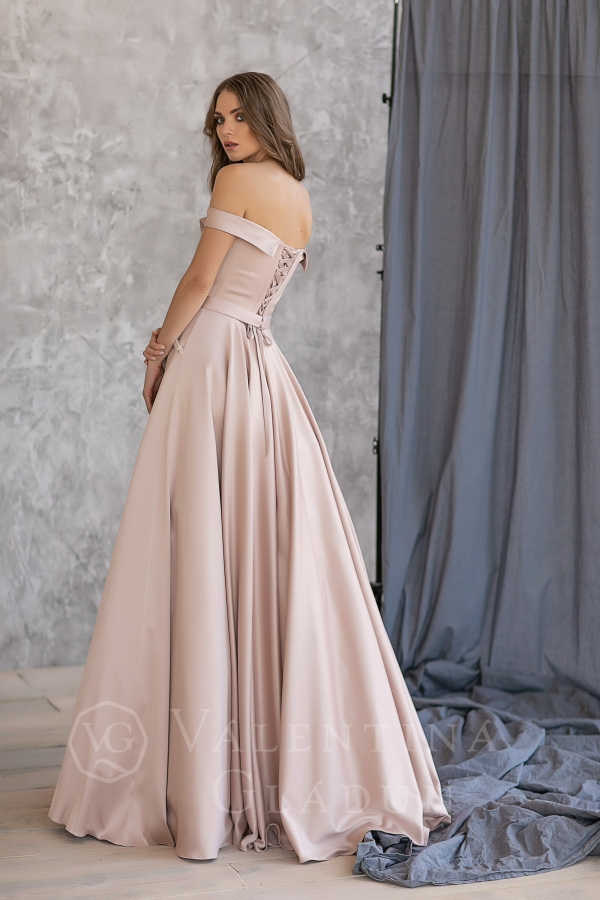 Атласное платье в пол с карманами и фигурным декольте Арт Деко