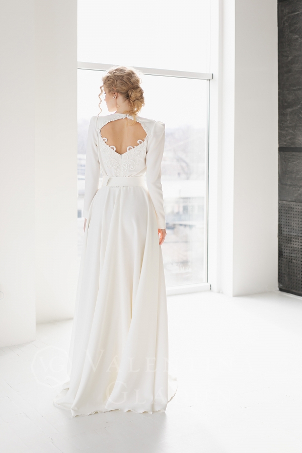 Белое вечернее платье с открытой спиной