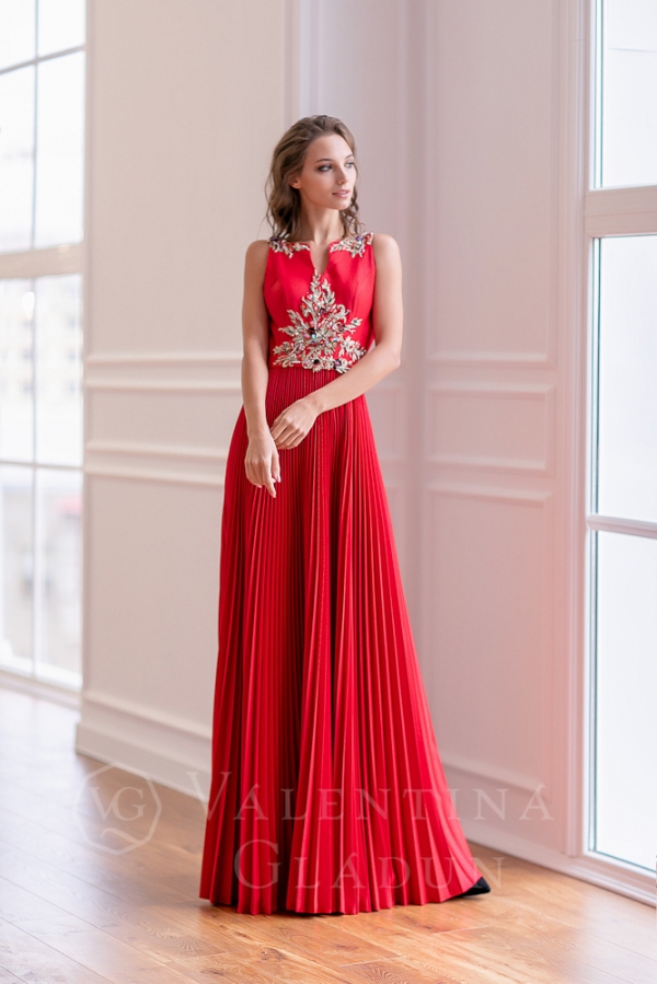 красное платье в пол с юбкой плиссе Амур 2021