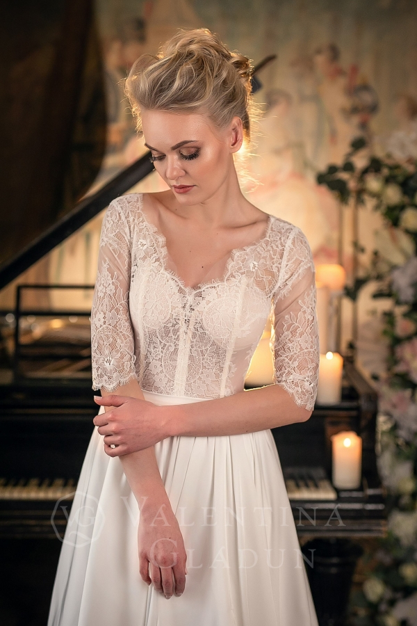 свадебное платье с ажурными рукавами и шелковой юбкой от Валентины Гладун