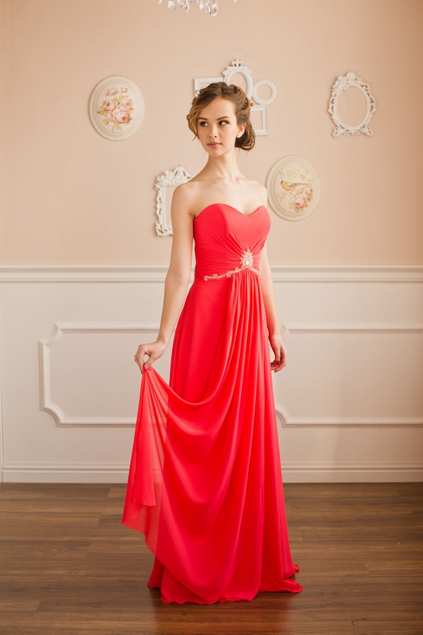красное вечернее платье в пол с брошью
