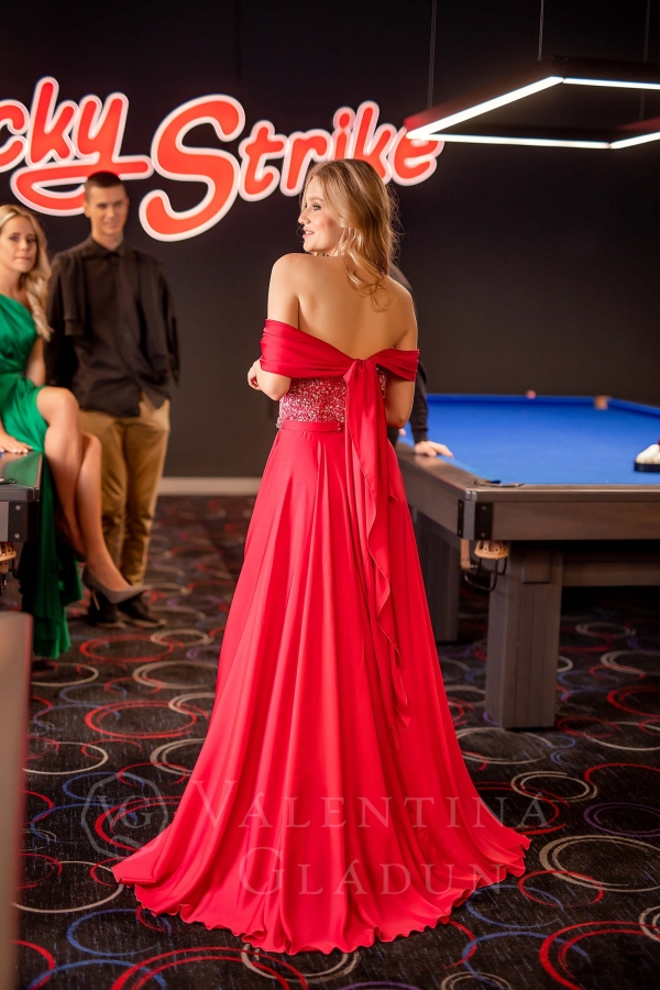 Длинное красное платье из шелка от дизайнера Валентины Гладун
