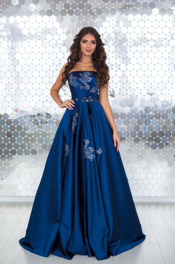 длинное платье в пол с ассиметричной вышивкой в темно синем цвете