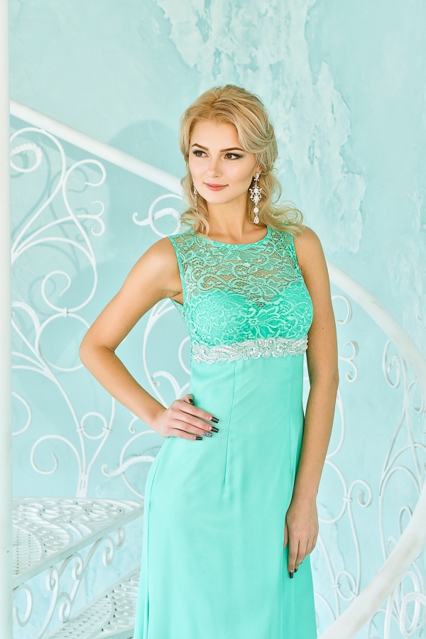 платье с кружевным лифом мятного цвета и вышивкой Glamur