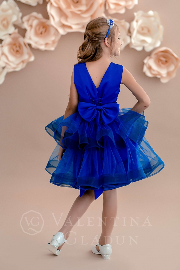 Короткое ярко-синее детское платье