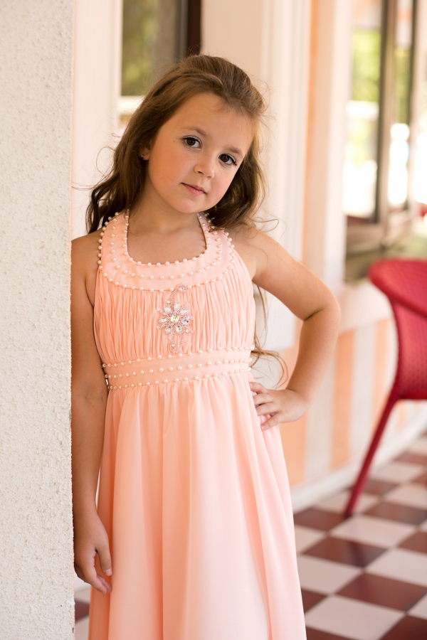 Длинное платье для девочки персикового цвета