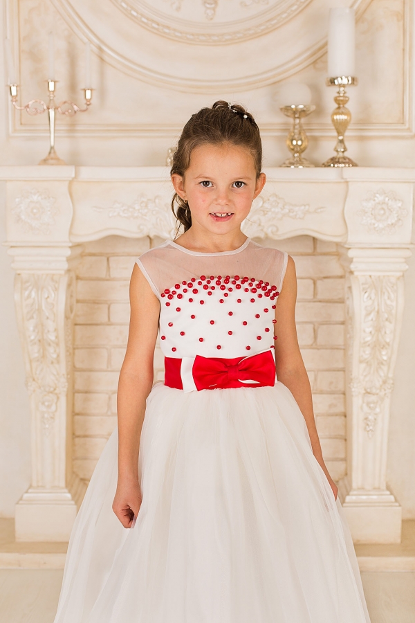 Детское белое платье с вышитыми красными бусинами