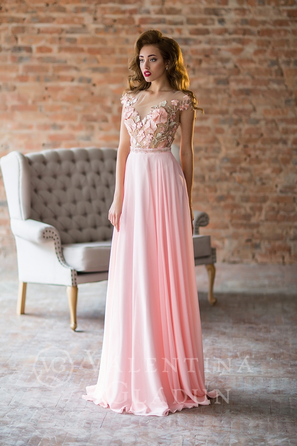 нежное вечернее платье в пол розового цвета