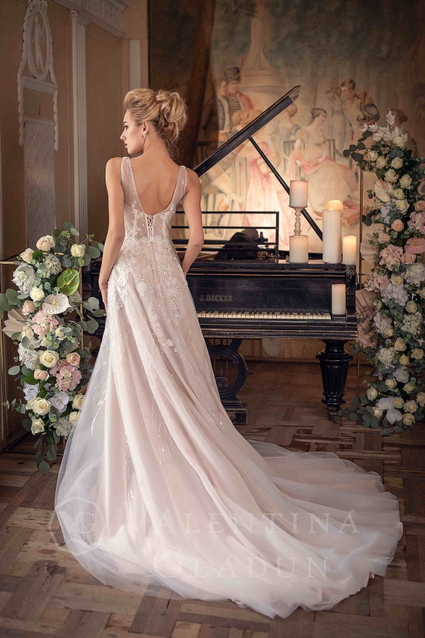 свадебное платье с воздушным шлейфом Люмиер от Гладун Валентины