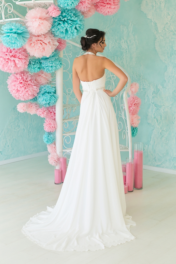 Длинное свадебное платье с открытой спиной 