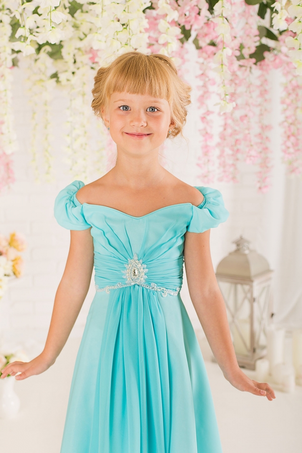 Детское платье с открытыми плечами и брошкой 