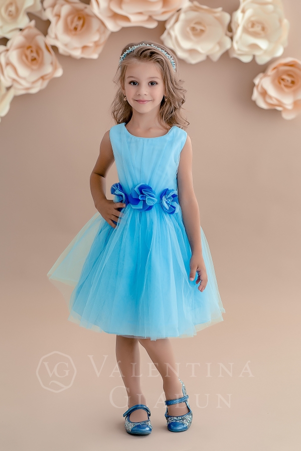 голубое нежное платье для девочки с цветами по поясу
